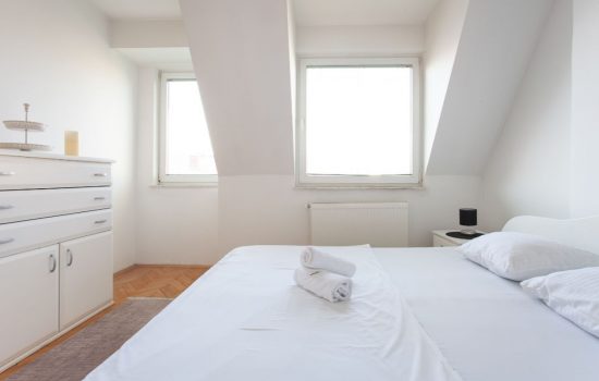 Urban Comfort Apartment - Bedroom