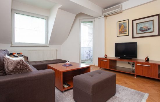 Urban Comfort Apartment - Living room