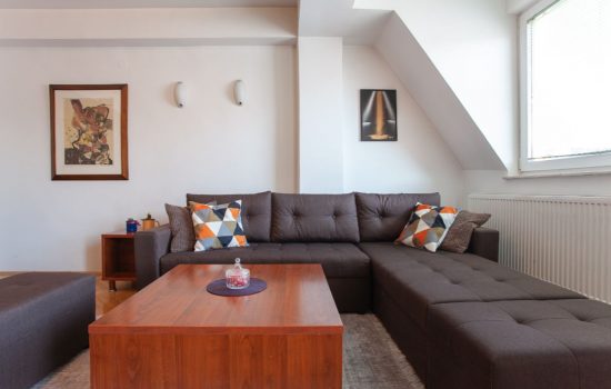 Urban Comfort Apartment - Living room