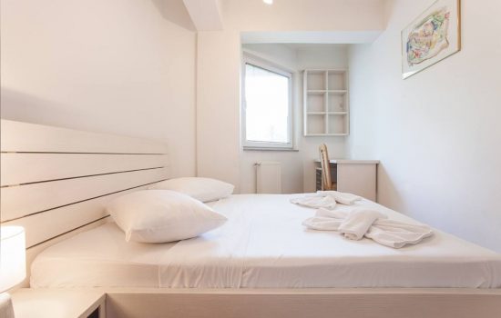 Urban Homey Apartment - Bedroom