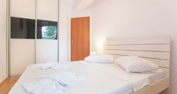 Urban Homey Apartment – Bedroom