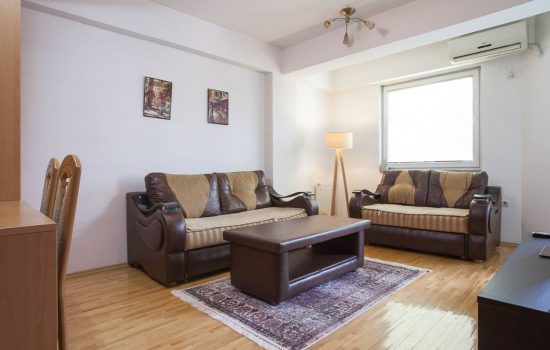 Urban Homey Apartment - Living room