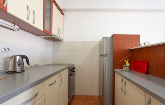 Urban Creme Apartment - Kitchen